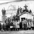 J.J.Rousek - r nad Szavou, zamstnanci ped tovrnou v roce 1926