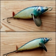 Wobler Re-fly, d�ev�n� lakovan� rybka , d�lka 80 mm, v�ha 9 g,  model s 1 dvojh��kem a kovov�m zna�en�m no��tkem Re - Fly
